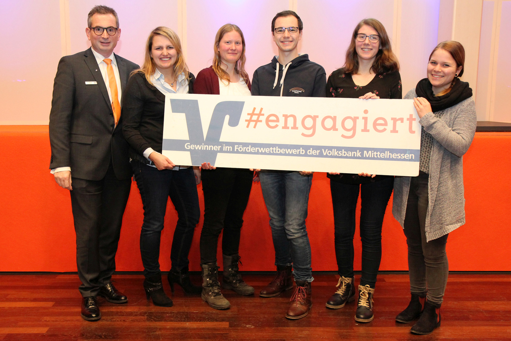Volksbank Mittelhessen-Regionaldirektor Alexander Zippel mit Jessica Pfeiffer, Esther Adriana van Wagensveld, Carsten Hoffmann, Eva Filz und Franziska Weiss (von links nach rechts)
