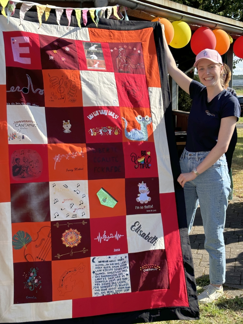 Elisabeth Tzschentke mit Patchwork-Decke