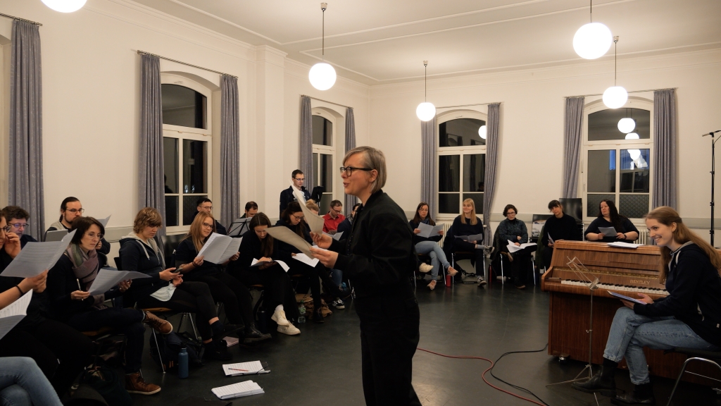 Oxana Omelchuk in der Probe des Chores Cantamus Gießen unter der Leitung von Elisabeth Tzschentke (rechts, Foto: James Chan-A-Sue)